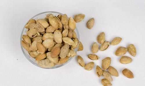 巴旦木咬開后里面有的白有的黃有的咖啡色，這屬正常還是壞了