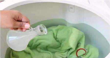 洗衣服加白醋的作用,白醋泡衣服有什么作用與功效圖2