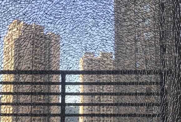 冬天窗戶(hù)玻璃突然炸裂