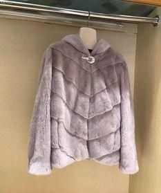 皮毛與酒精是否反應(yīng) 往貂皮大衣上噴灑香水或者花露水是否對(duì)皮毛有害原因?yàn)楹?></p>
<h2>貂皮大衣如何清洗視頻</h2>
<p>貂皮大衣清洗方法一：<br>準(zhǔn)備材料：滑石粉，氧化鎂粉，海綿。<br>方法：用氧化鎂粉和滑石粉，按照同等的比例混合在一起。把貂皮大衣有污漬的部位平鋪 ，用柔軟的海綿沾上混合好 的粉劑后，均勻涂抹在貂皮大衣有污漬的地方，放置上二十四小時(shí)。<br>二十四小時(shí)后，把貂皮大衣上的粉劑用海綿輕輕掃去，把大衣掛起來(lái)，再用專業(yè)的空氣噴（Q）吹洗干凈，最后把貂皮大衣的貂毛疏通即可去除大衣的污漬啦！<br>要注意的是，貂皮大衣不能用清水洗哦。因?yàn)轷跗ご笠碌脑鲜酋跗?，貂皮的皮毛上有大量的蛋白質(zhì)，如果用清水和洗衣粉或肥皂清洗，會(huì)侵蝕皮毛，導(dǎo)致大衣失去光澤或損壞。<br>貂皮大衣清洗方法二：<br>準(zhǔn)備材料：酒精，毛刷，滑石粉。<br>方法：把貂皮大衣用大衣架掛起來(lái)，隨后用空氣噴（Q）把酒精均勻噴灑在大衣上，并用毛刷沾上滑石粉均勻涂在貂皮大衣上。用毛刷輕輕刷掃一次大衣，讓粉劑和酒精完全融合。等待幾個(gè)小時(shí)后，用空氣噴（Q）把粉劑吹洗干凈，并用一塊干凈的海綿把大衣輕掃一遍處理好殘留的粉劑即可。<br>處理完畢后，把大衣用大衣架晾起來(lái)，并放在陰涼的室內(nèi)讓其自然風(fēng)干~</p>
<p><img src=