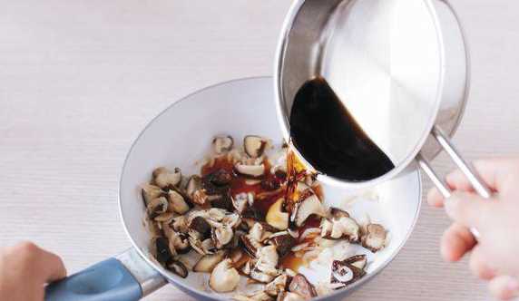 生抽老抽和醬油的區(qū)別及用途,醬油和生抽老抽做菜時用法區(qū)別圖1