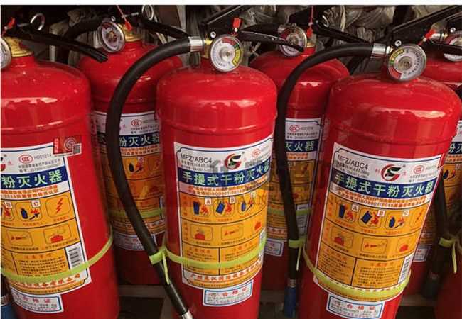 干粉滅火器主要是化學(xué)抑制和窒息作用滅火