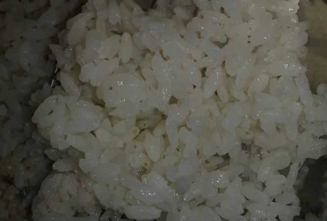 家里的大米發(fā)霉顏色發(fā)暗,灰灰的,生蟲子怎么辦