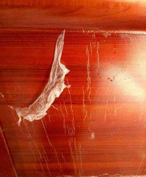 鐵門上的塑料薄膜時(shí)間久了怎么去掉呢?