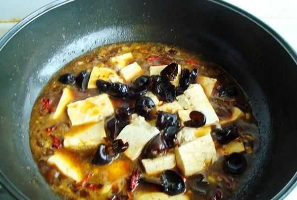 豆腐表面發(fā)粘還能吃嗎