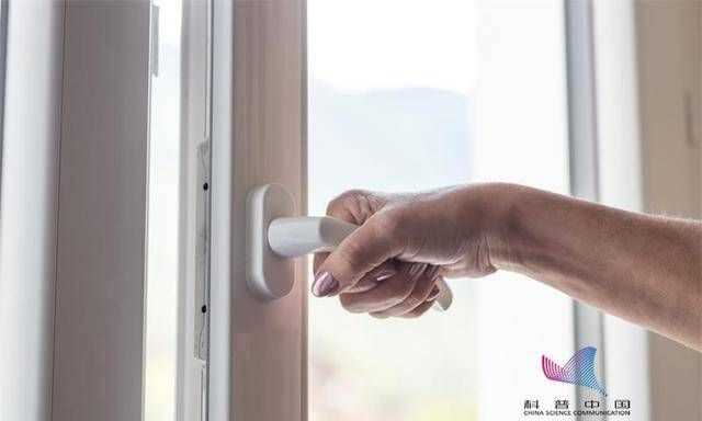 晚上睡覺窗戶應(yīng)該開著還是關(guān)著呢,秋季晚上睡覺開窗好還是關(guān)窗好