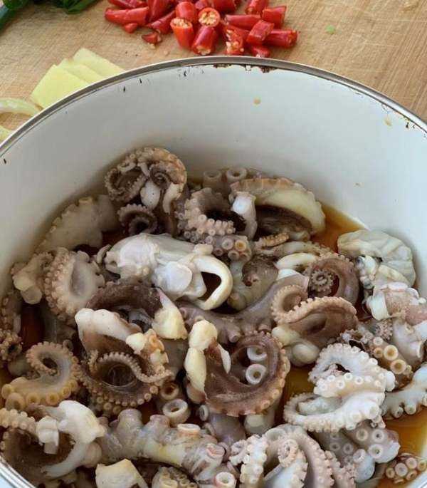 海鮮爆頭是什么東西,海邊有些漁民吃八爪魚動(dòng)不動(dòng)就是爆頭的圖3