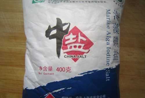 填上合適的質(zhì)量單位．一袋食鹽重500______； 小紅的體重25______；一輛卡車的載重量是8______；一枚2分