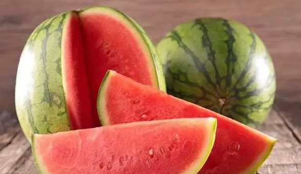 西瓜切開(kāi)放冰箱放了2天能吃,切開(kāi)的西瓜放冰箱第二天能吃嗎圖1