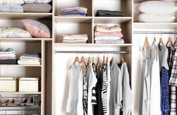 衣服放在柜子里會發(fā)霉,冬天衣服放柜子里兩個月會發(fā)霉嗎圖1