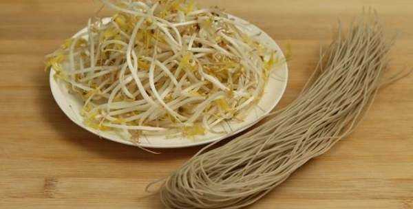 粉條怎么炒不粘在一起,炒粉條時(shí) 粉條不粘的方法圖1