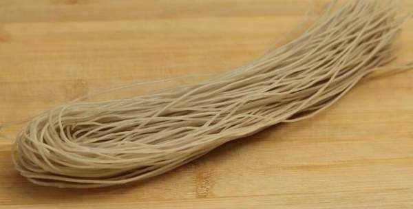 粉條怎么炒不粘在一起,炒粉條時(shí) 粉條不粘的方法圖2