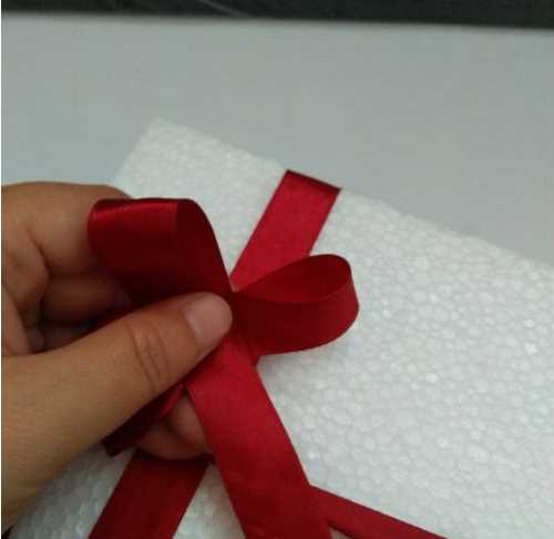 禮帶的結(jié)怎么打,包裝盒絲帶蝴蝶結(jié)的打法圖8