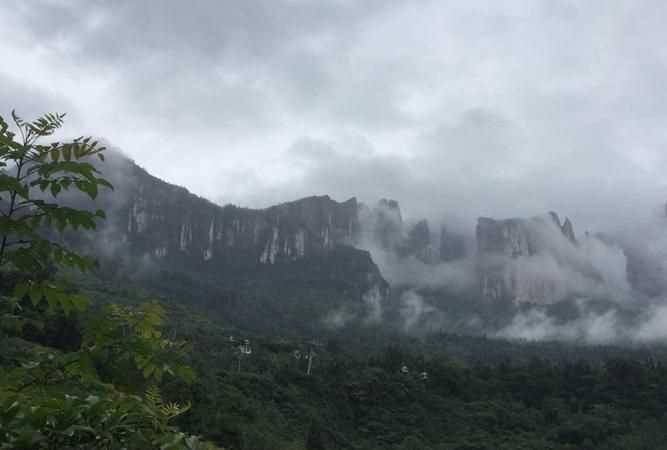 晚霞行千里和有雨山戴帽，無雨半山腰的字面意思是什么