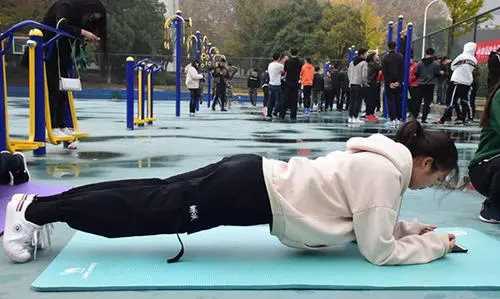 平板支撐怎么保護肘部,平板支撐胳膊抖是什么原因圖8