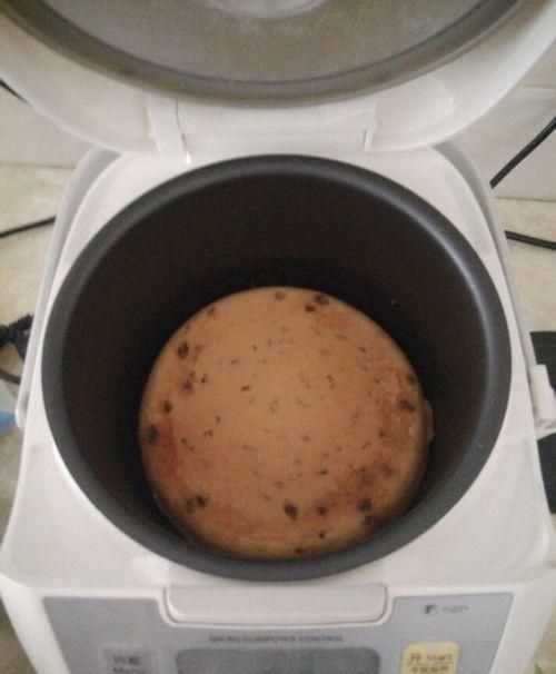 怎么用電飯鍋?zhàn)龅案?></p>
<h2>怎么用電飯煲做蛋糕</h2>
<p>電飯煲做蛋糕原料： </p>
<p>1、雞蛋4只 </p>
<p>2、低筋面粉或蛋糕粉100克（如果沒(méi)有可用普通面粉加10克淀粉）；白糖100克. </p>
<p>3、白醋少許，香草糖和檸檬油適量。 用具：1、電飯煲一個(gè)；2、小盆兩個(gè)；3、手動(dòng)打蛋器一個(gè)。做法：1、將雞蛋蛋白和蛋黃分別放到兩個(gè)小盆中（雞蛋要常溫的，剛從冰箱中取出的要放至室溫）；糖1/3放入蛋黃中，攪打蛋黃，攪成淡黃色即可（我一般都攪1分鐘就行了，如果將蛋黃小盆放在溫水中，攪出的效果更好。） 2 攪打蛋白，攪成象奶油樣的干性發(fā)泡狀（蛋白在手尖中能立起來(lái)，時(shí)間大約5分鐘，打到碗中沒(méi)有蛋液為止，這個(gè)步驟直接決定蛋糕的質(zhì)量，如果碗中還有蛋液會(huì)使蛋糕脹不起來(lái)，而成為蛋餅。但是也不能打過(guò)，打的時(shí)間過(guò)長(zhǎng)成棉花狀就不好了），之后將所剩2/3白糖倒入蛋白中輕輕攪拌幾下。 　　　注意！！放蛋白的盆中不能有油、水，手動(dòng)打蛋器要干凈，不能粘有蛋黃，蛋白中不能混進(jìn)一點(diǎn)點(diǎn)蛋黃，這三點(diǎn)很重要，否則蛋白就打不好： 3、把打好的蛋白的一半放到蛋黃中，小心攪拌，不要破壞了蛋白的泡泡。然后將面粉和香草糖、檸檬油適量放入到打好的蛋黃中，并滴上幾滴白醋，然后輕輕攪均（攪拌過(guò)猛會(huì)使面產(chǎn)生筋度，影響蛋糕質(zhì)量；香草糖和檸檬油是調(diào)味的，沒(méi)有可以不加；白醋是為了去除雞蛋的腥味。） </p>
<p>4、將剩余的一半蛋白放入到“3”中攪均（方法是用手或橡皮鏟從碗的底部向上撈，重復(fù)幾次） </p>
<p>5、大約2分鐘后，你會(huì)發(fā)現(xiàn)蛋黃面糊和蛋白融為了一體，變成一種糊狀，這時(shí)蛋糕糊就做好了：） </p>
<p>6、在電飯煲里涂一層油，如果不是不粘鍋可以鋪上一層油紙或者鋁箔紙。在鍋底放些核桃仁、之類的干果 將蛋糕糊倒入電飯煲中：） 7打開(kāi)蓋子，表面是淺黃色的，比原來(lái)長(zhǎng)高了，用筷子戳進(jìn)去，并且筷子沒(méi)有粘蛋漿，就表示熟了；） </p>
<p><img src=