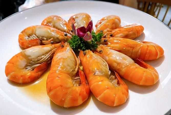 羅氏蝦白灼水開煮幾分鐘