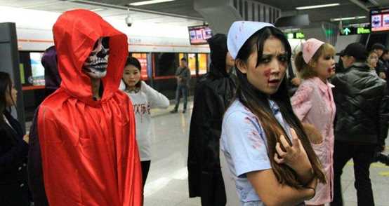 乘坐地鐵可以吃棒棒糖,小明在承諾地鐵上吃棒棒糖英語圖1