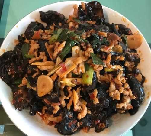 怎樣炒木耳才不會(huì)炸鍋