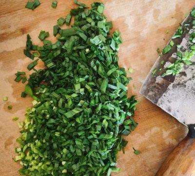 洋槐花餃子怎么做好吃,槐樹花素餡餃子餡的做法圖1