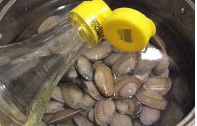 花甲肉怎么處理干凈,無殼的花甲肉怎么洗干凈視頻圖3