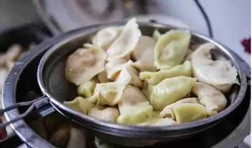 微波爐可以蒸生餃子嗎