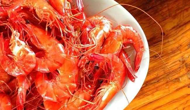 吃完蝦多久可以吃車?yán)遄铀?></p>
<h2>蝦和櫻桃能一起吃 蝦和櫻桃最好不要一起食用對(duì)</h2>
<p>1、蝦和櫻桃最好不要一起食用。</p>
<p> 2、蝦中含有豐富的五價(jià)砷，櫻桃中含有大量的鞣酸成分，兩者一起食用后可能會(huì)形成類似于砒霜的成分，從而出現(xiàn)惡心嘔吐以及腹痛腹瀉等癥狀，蝦還不可以和葡萄、石榴以及山楂等食物一起食用，其都可能會(huì)出現(xiàn)食物中毒的現(xiàn)象，一旦誤食后應(yīng)立即進(jìn)行催吐治療。蝦和櫻桃食用的時(shí)候兩者之間至少間隔兩個(gè)小時(shí)以上才不會(huì)產(chǎn)生不良的反應(yīng)。</p>
<p><img src=