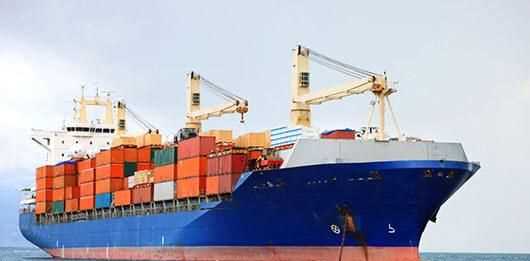 水路運(yùn)輸?shù)男问街饕心男┠?></p>
<h2>為什么要選擇合適的運(yùn)輸方式</h2>
<p>選擇合適的運(yùn)輸方式，可以降低物流成本，提高運(yùn)輸效率。比如，鐵礦石及糧食等大宗散貨運(yùn)輸就要選擇海洋運(yùn)輸，因?yàn)楹Ｑ筮\(yùn)輸運(yùn)載量大，單位運(yùn)輸成本較低。</p>
<p>海鮮產(chǎn)品，救急藥品等就應(yīng)該選擇航空運(yùn)輸，因?yàn)楹娇者\(yùn)輸速度快，用時(shí)短，可以保持海產(chǎn)品鮮活，實(shí)效性強(qiáng)。所以說商品運(yùn)輸要選擇合適的運(yùn)輸方式。</p>
<h2>不定期運(yùn)輸具備什么特點(diǎn)</h2>
<p>①?zèng)]有既定的船期表，也沒有固定的航線、裝卸港及船期，而是按照船舶出租人與承租人雙方簽訂的租船合同安排船舶航線，組織貨物運(yùn)輸；</p>
<p>②可以租用整艘船舶，也可以租用船舶的部分艙位；</p>
<p>③適合于大宗散貨運(yùn)輸，如糧食、石油、煤炭、鋼材等；</p>
<p>④船舶營(yíng)運(yùn)中的相關(guān)費(fèi)用及其風(fēng)險(xiǎn)由誰承擔(dān)，根據(jù)租船合同的類別及合同條款確定；</p>
<p>⑤船舶出租人與承租人之間通過簽訂租船合同明確雙方的權(quán)利與義務(wù)；</p>
<p>⑥租船運(yùn)輸?shù)倪\(yùn)費(fèi)或租金水平的高低，直接受租船合同簽訂時(shí)的航運(yùn)市場(chǎng)的行情影響</p>
<h2>全球運(yùn)輸量最大的運(yùn)輸方式</h2>
<p>地球就那么大，而水域的表面積就占了地球的71%，這也是海運(yùn)會(huì)如此靈活多用的原因之一，那么更寬廣的天上呢，空運(yùn)的價(jià)值自然就更不言而喻了。</p>
<p>空運(yùn)即空中運(yùn)輸，用飛機(jī)或其它航空器作為載體的運(yùn)輸方式，以其 超高效率、安全、準(zhǔn)時(shí)對(duì)于物流供應(yīng)鏈加快資金周轉(zhuǎn)及循環(huán)起到了極大的促動(dòng)作用，雖然 空運(yùn) 相對(duì)海運(yùn)成本較高（運(yùn)費(fèi)成本比率約為 1：10），但能去往世界各地，大多數(shù)是人們出國(guó)游和跨境貿(mào)易的首選，運(yùn)輸效率快且 到點(diǎn)多是海運(yùn)所不能比擬的。</p>
<h2>商業(yè)運(yùn)輸類船舶的壽命大約是幾年</h2>
<p>大體上是25年到30年。一般的輪船的壽命大約是在25年到30年左右，有的能長(zhǎng)些但是能長(zhǎng)命40年的不多，這也得看2個(gè)方面，一是船體，船體鋼板好的被腐蝕輕的壽命可能要長(zhǎng)些，再一個(gè)是看船舶上的主動(dòng)力系統(tǒng)和助動(dòng)力系統(tǒng)的壽病，這就象人一樣，上了歲數(shù)老鬧病，主機(jī)及助力系統(tǒng)過了25年后就會(huì)徑常出毛病，這也是不長(zhǎng)命的主要因素</p>
            <div   id=