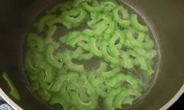 苦瓜和蝦能一起吃,苦瓜和蝦能一起吃嗎圖5