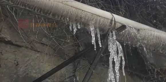 冬天塑料水管凍上了要怎么解凍