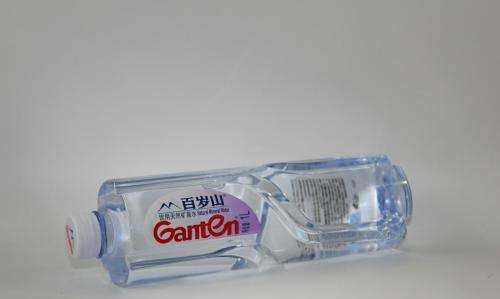 礦泉水打開后蓋上蓋子能放幾天,礦泉水打開后蓋上蓋子能放幾天,給臉補水可以嗎圖4