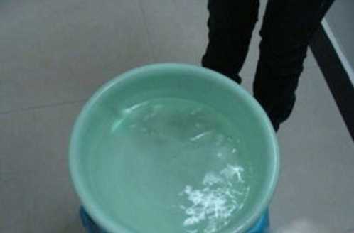 黑色褲子怎么洗不褪色,黑色牛仔褲怎么洗不掉色最有效的方法視頻圖2