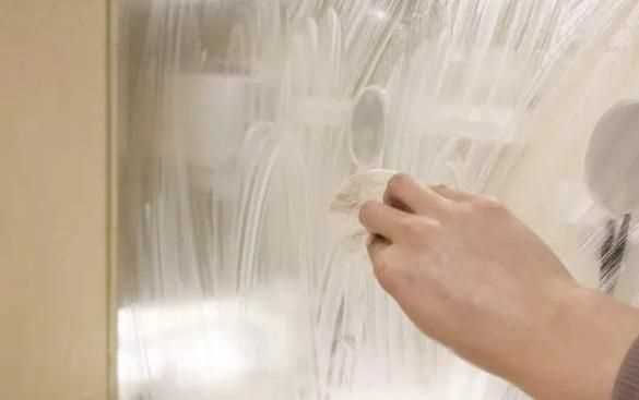 衛(wèi)生間鏡子臟了用什么擦干凈