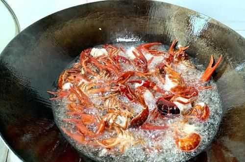 小龍蝦炸幾分鐘再煮幾分鐘