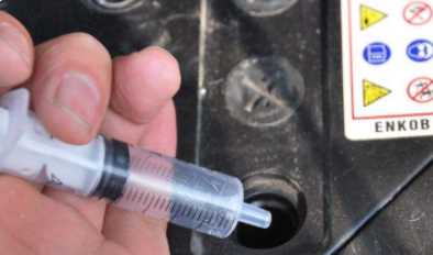 電瓶加水的正確步驟,超威汽車電瓶怎么加水視頻圖3