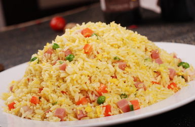 揚(yáng)州炒飯典故,揚(yáng)州炒飯典故及形容句,揚(yáng)州炒飯的由來(lái)和典故