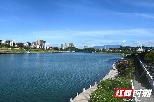 藍天碧水的古詩句