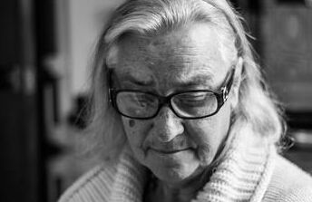 夢到奶奶去世(夢到去世的奶奶)