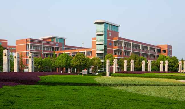 校園一景操場(chǎng)作文600字,校園一景操場(chǎng)作文初二,校園的一角操場(chǎng)作文300字