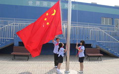 校園升國(guó)旗的場(chǎng)景作文