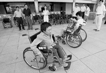 輪椅護(hù)送發(fā)的注意事項(xiàng)