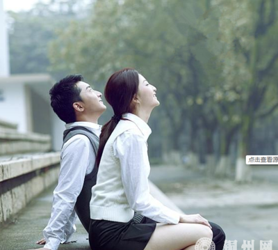 丈夫與情婦幽會，竟發(fā)現妻子和老男人。