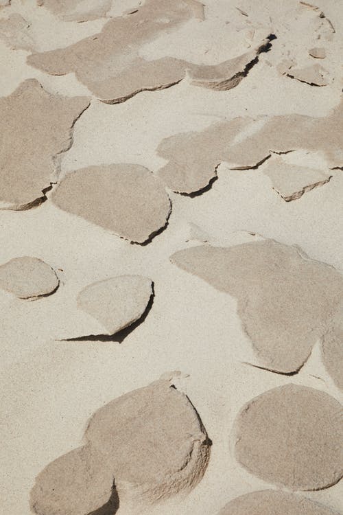 《朝天子·詠喇叭》主題